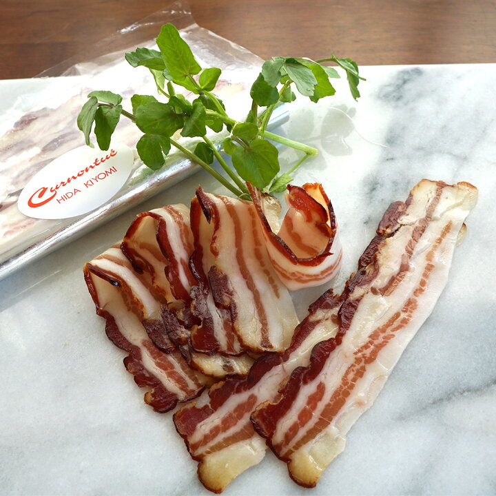 楽天市場 皮付き豚バラ肉の燻製 スライス 約135g キュルノンチュエ01 ポワトリーヌ フュメ ベーコン 産直限定品 父の日 お取り寄せグルメ お中元 お歳暮 ギフト 贈り物 家飲み オードブル プレゼント 贈答用 お祝い 男の台所