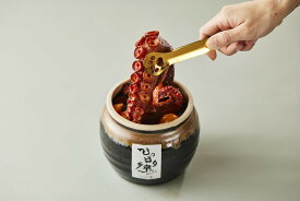 数量限定で約1キロに増量中！【 朱 】極上ギフト：壺入り"慶のひっぱり多幸キムチ" 招き猫トング付き （冷蔵：賞味期限10日）送料無料