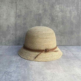 麦わら帽子 レディース 女性用 春夏 ラフィア ハリ感 丸い形 短つば ショートブリム UVカット 紫外線対策 日よけ 通気性 アウトドア リゾート カジュアル 上品 リボン