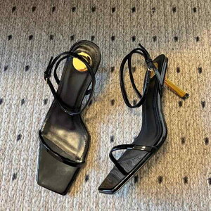 サンダル レディース 春夏 おしゃれ スタイリッシュ 上品 エレガント セクシー ゴールドヒール ピンヒール 7cmヒール スクエアトゥ ワンストラップ オープントゥ 合成皮革 ブラック ワインレ