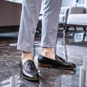 ローファー メンズ 男性用 本革 牛革 タッセル スリッポン ラウンドトゥ 英国風 カジュアル エレガント 紳士 大人 通気性 豚革ライニング ローヒール チャンキーヒール 無地 春夏 ブラック