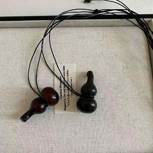 ネックレス レディース 檀木 瓢箪 ひょうたんモチーフ 酒器 フラスコ型 ロングペンダント 調節可能 セーター用 ミニマル シンプル レトロ アンティーク 高級感 ファッション 秋冬