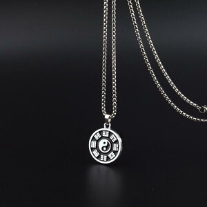 ネックレス メンズ レディース ステンレス鋼 太極八卦 赤点模様 コンパス 羅針盤 丸型プレート ペンダント ロングネックレス レトロ ヴィンテージ風 個性的 カジュアルスタイル 角型ビーズ