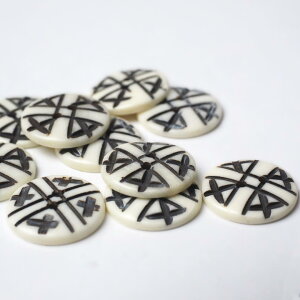 インド 手彫りボタン10個セット 丸 白色 二つ穴 プレゼント アジアン クリスマス ハンドメイド 手作り エスニック ネコポスOK ナチュラル素材