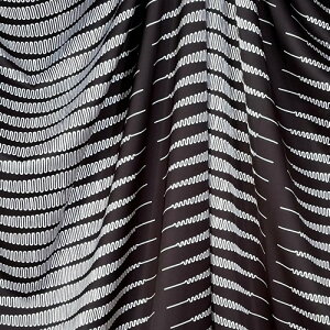 【140cm幅x50cm単位】ポリエステルシルキーサテン アフリカンプリント柄 布 生地 AP-1086 エンクルマペン 白黒モノトーン ハンドメイド 手芸材料 ワンピース スカート 裏地 ダンス 舞台 衣装