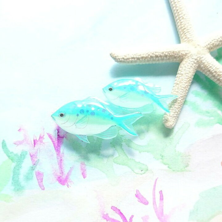楽天市場 デバスズメダイ ブローチ スズメダイ 海の生き物 熱帯魚 魚 かわいい おしゃれ キラキラ ハンドメイド レディース 留め具 魚のブローチ アクセサリー 透明屋パク