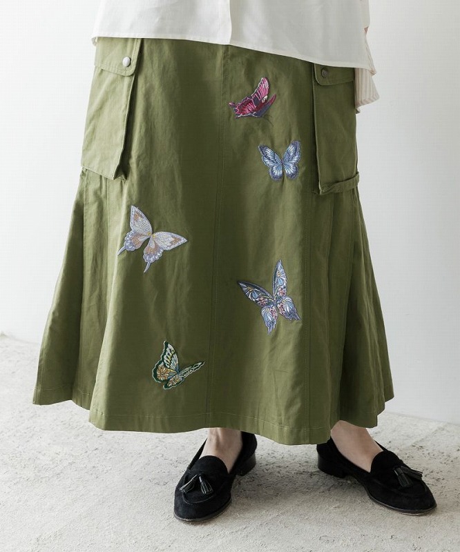 533006：蝶刺繍 綿ツイルとデニムのカーゴスカート-