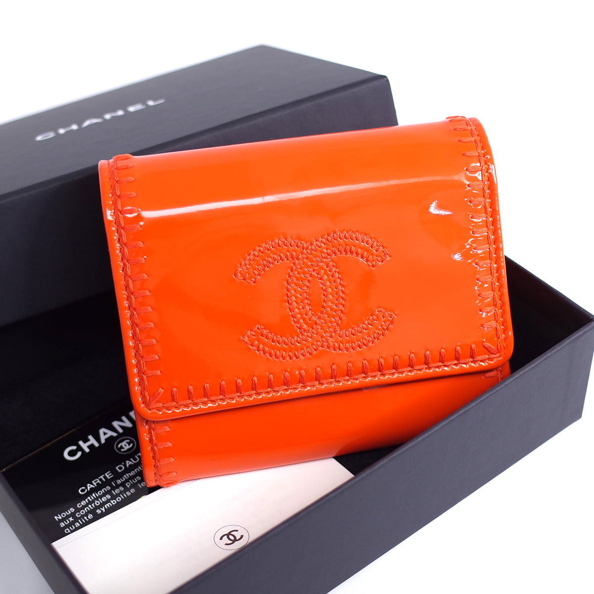 シャネル 二つ折り財布 購入 コンパクト エナメルレザー オレンジ ココマーク COCO レザー 中古 正規認証品 新規格 カード CHANEL 箱 ステッチ シール有 レディース