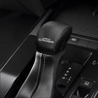 新型 カローラクロス 2025年5月発売 専用 シフトノブカバー ギアシフト シフトレバー レザー ロゴ付き 保…