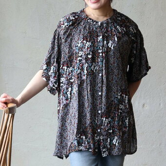 ブラウス 5分袖 バンドカラー ボタニカル柄 総柄 レーヨン 薄手 涼しい 軽い 2WAY ゆったり 体型カバー パティ