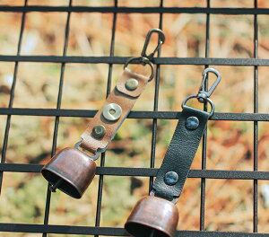 熊よけ 鈴 2個セット 熊鈴 ベル 熊 対策 忌避 消音機能付 カラビナ PUレザー マグネット 磁石 野生動物 熊よけ 登山 山菜取り キャンプ ハイキング 畑 農作業 渓流 釣り 川原 tec-kumabell2s