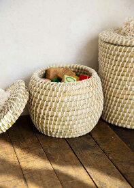 【ピープルツリー 公式】【people tree】カイザ草のふたつきナチュラルラウンドバスケット 生成り アソートカラー 【フェアトレード】 【PeopleTree】雑貨 インテリア バスケット 手編み 1点もの