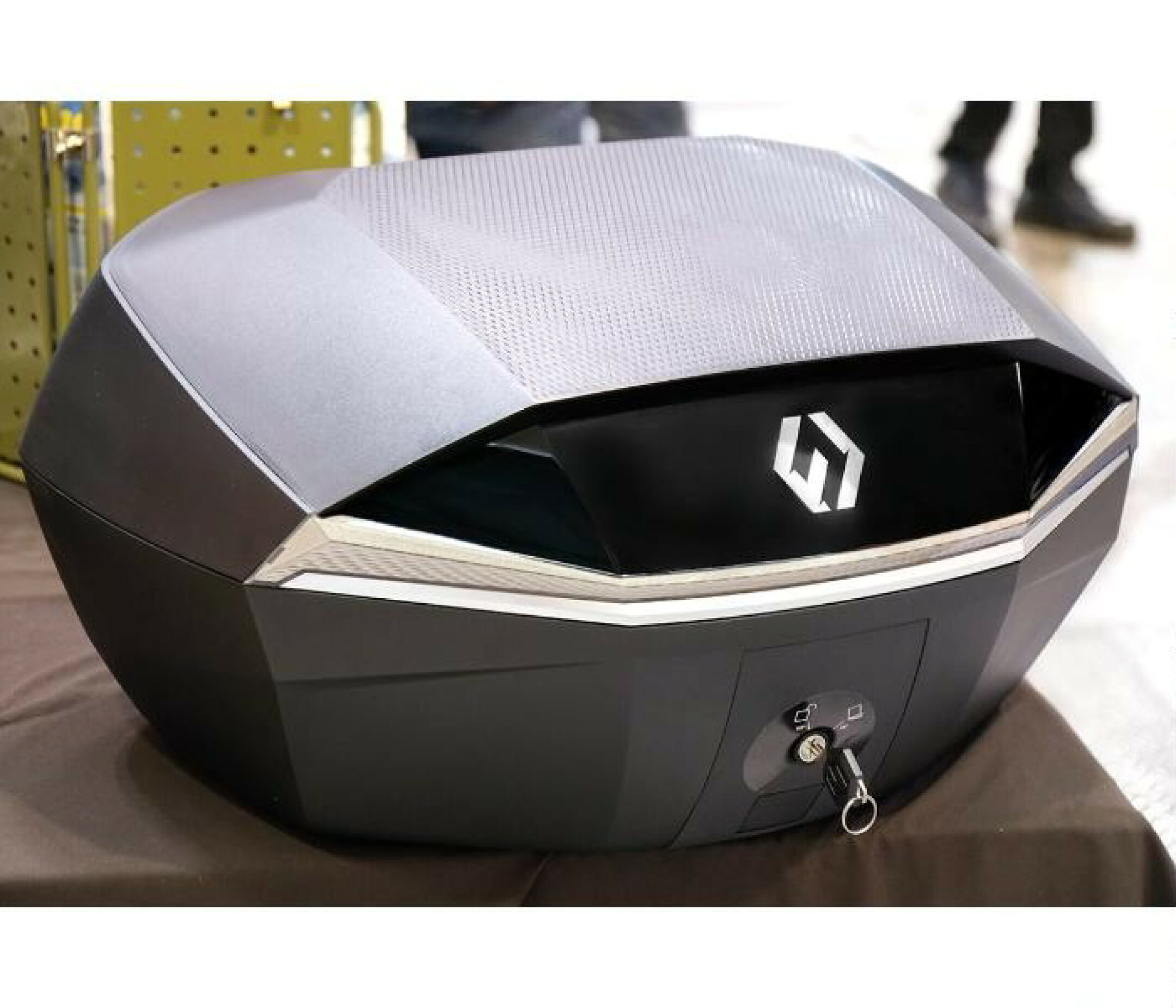 SHIELD Top Case Lのシルバーカラーの本体