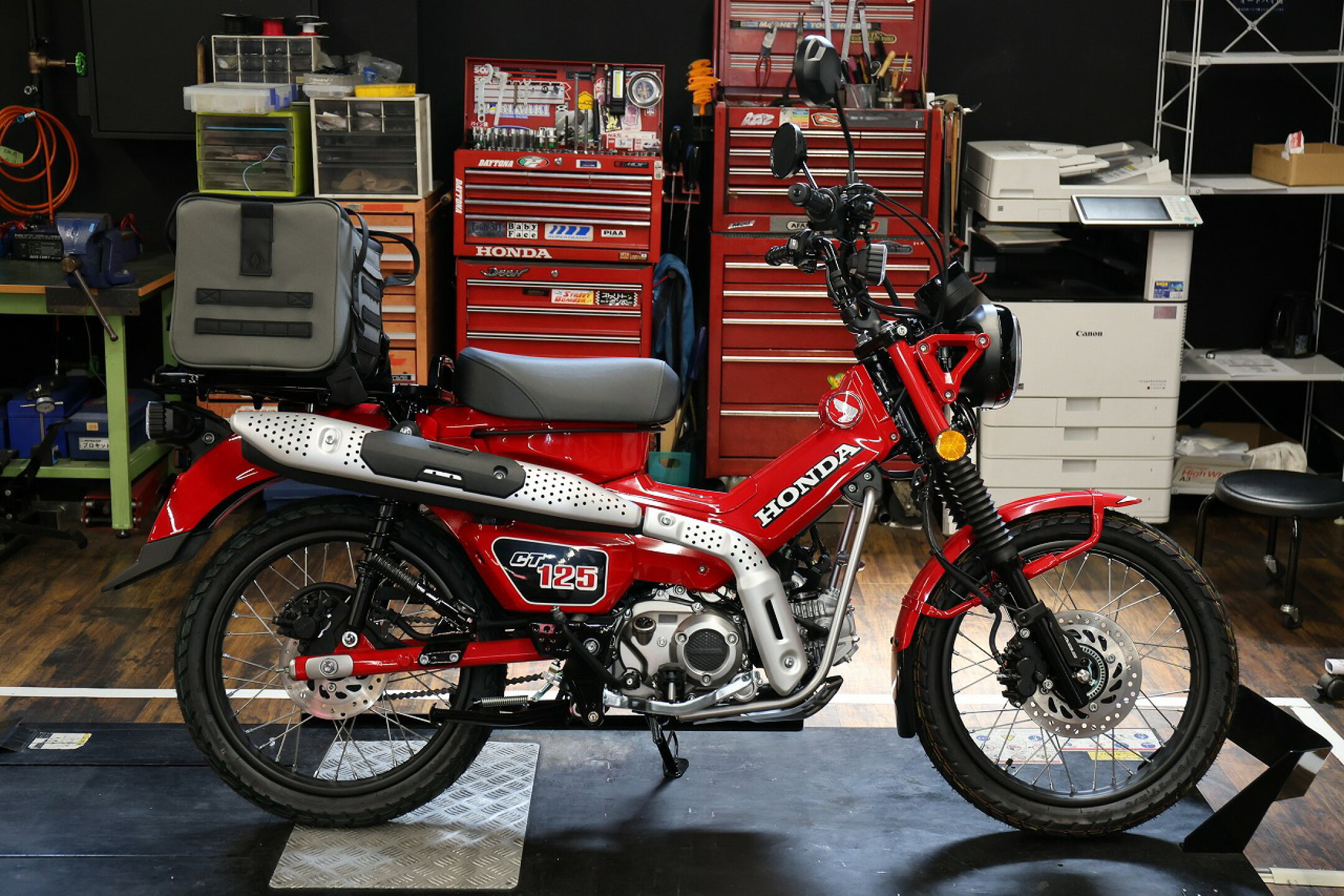 CT125（ハンターカブ）にダッフルバッグを装着