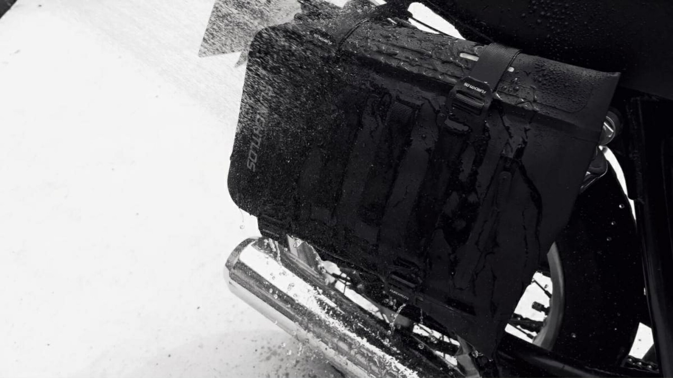 ENGINE GUARD BAG 6Lにシャワーで水をかけてIP66防水テストを行っている様子