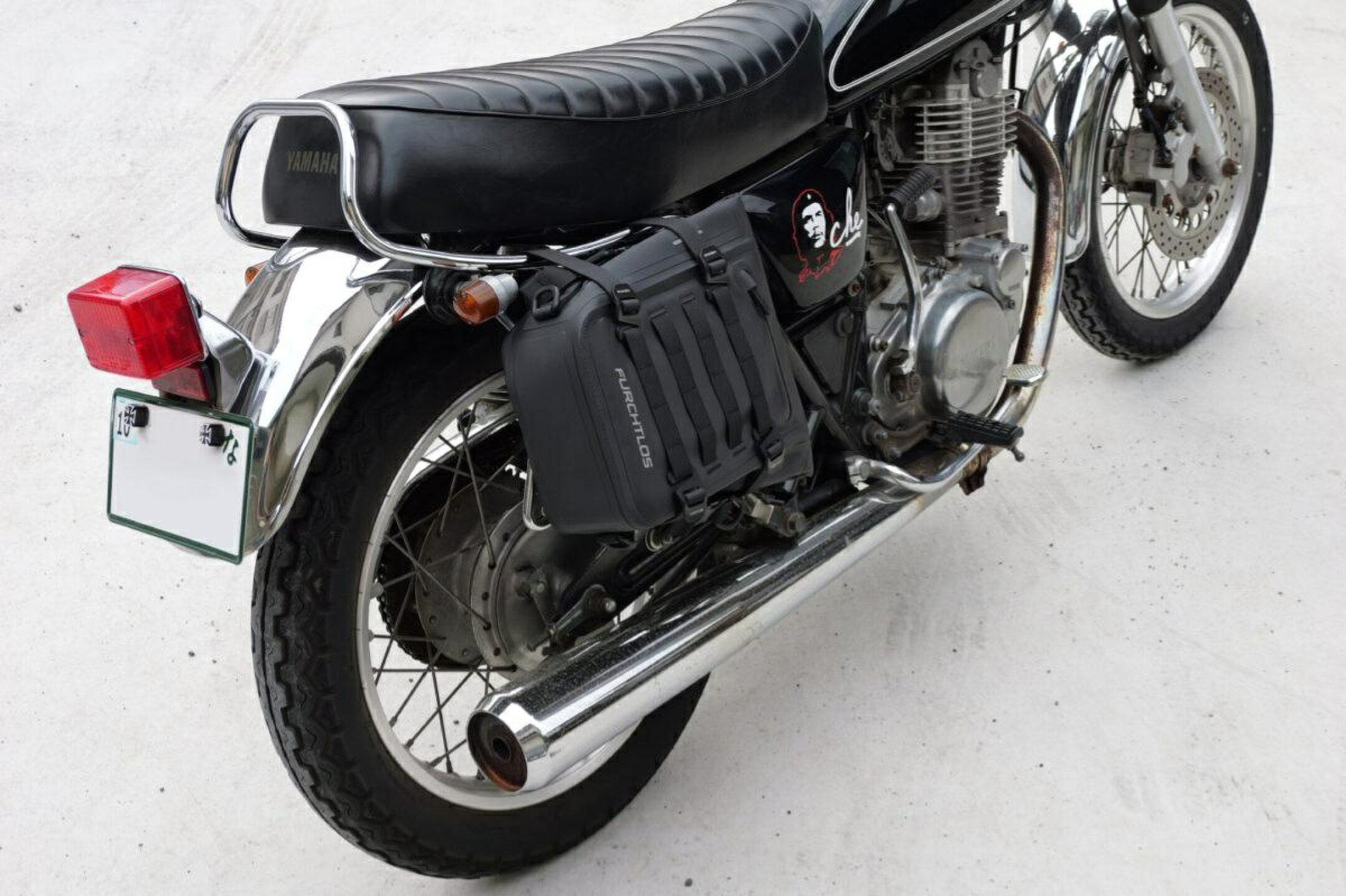 ヤマハ・SR400のサドルバッグサポート部に装着したENGINE GUARD BAG 6L