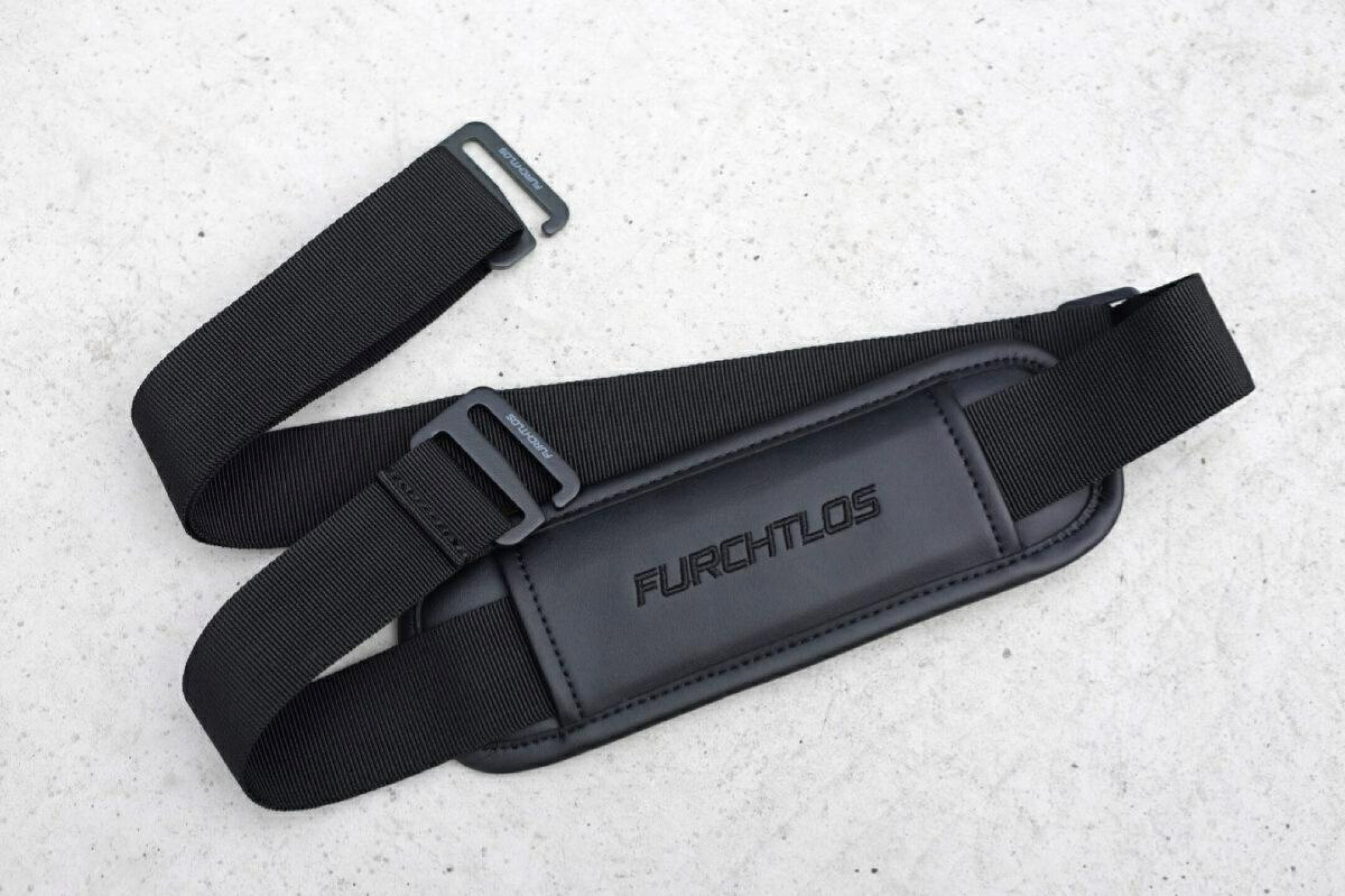 付属するショルダーストラップとFURCHTLOSのロゴ入りパッド