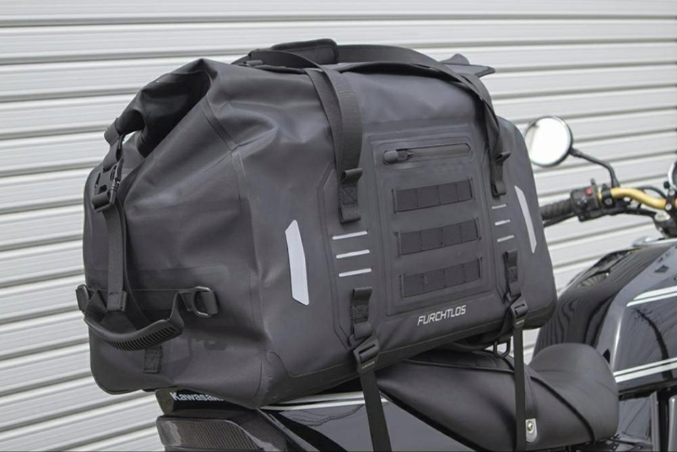 EVEREST Duffel Bag 50LをカワサキZRX400-2のリアシートに装着した様子