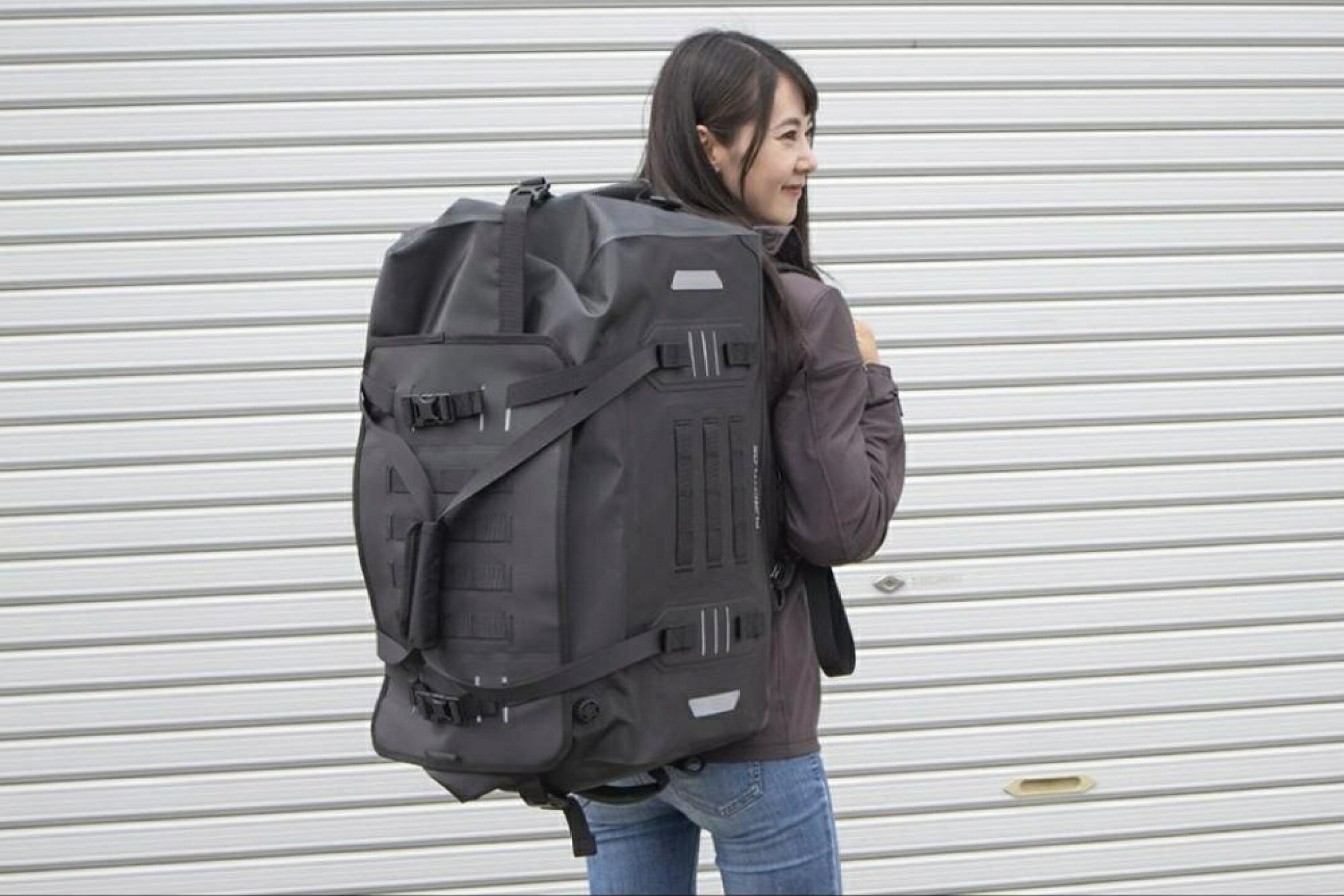 EVEREST Duffel Bag 50Lをバックパックのように背負った後ろ姿