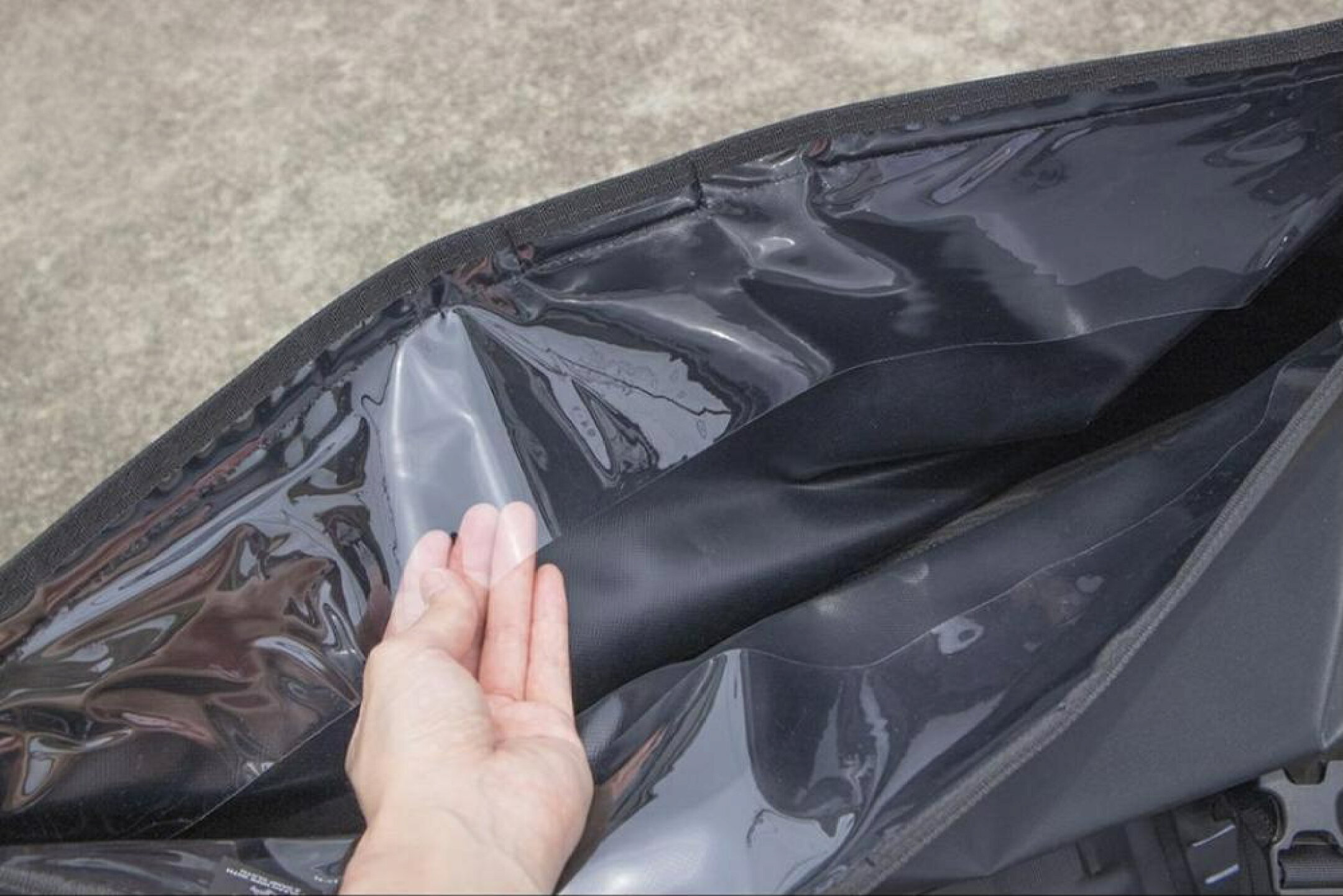 メインの収納口の内側に付いた防水フォルムの返し