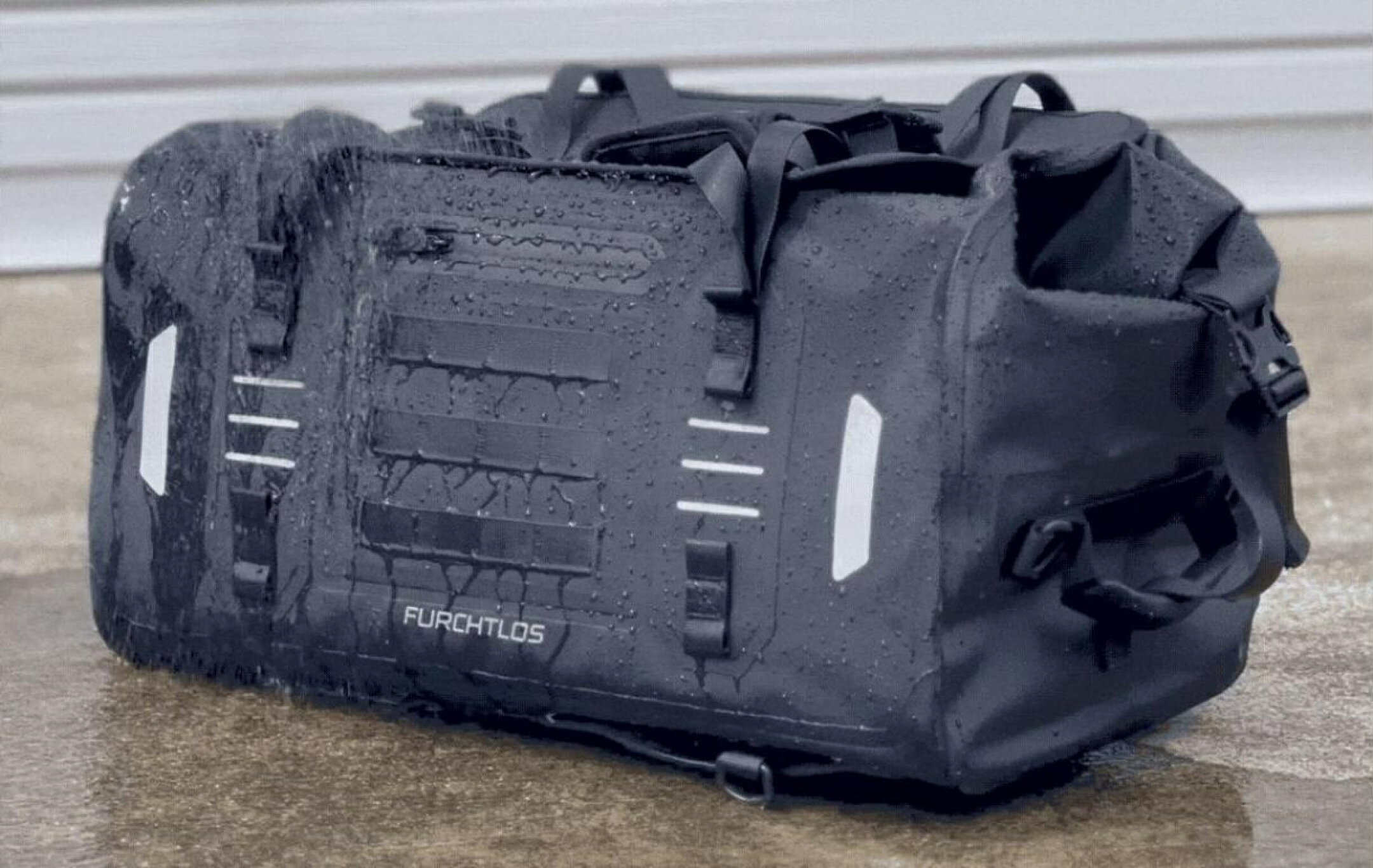 水を掛けたEVEREST Duffel Bag 50L。表面で水を弾いている様子