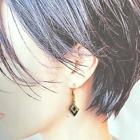 レディース　ピアス　イヤリング　ひし形　キラキラ　ラインストーン　黒　ブラック　上品　エレガント　サージカルステンレス　金属アレルギー対応　チタン　樹脂　両耳　大人可愛い　アクセサリー　ギフト　プレゼント　プチプラ　送料無料