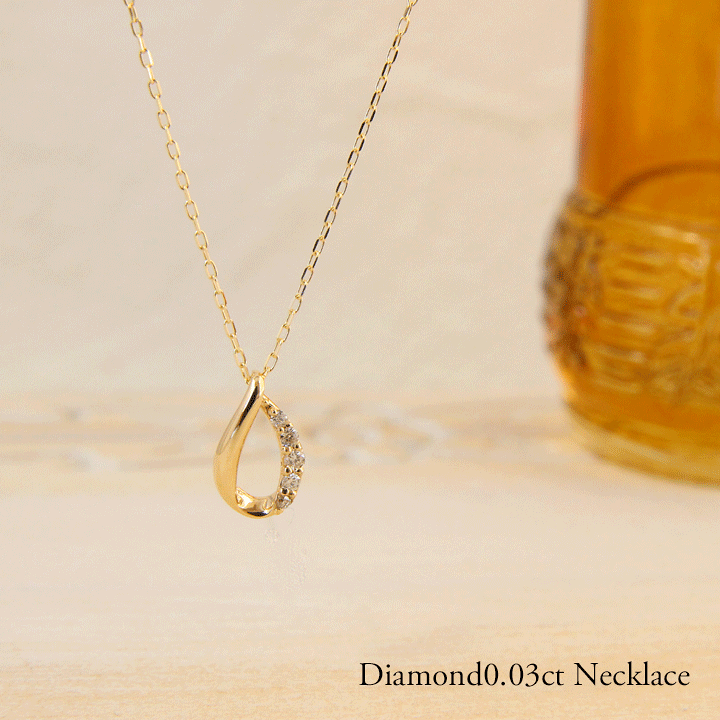 綺麗な流れような曲線18Kホワイトゴールドネックレスペアシェイプ