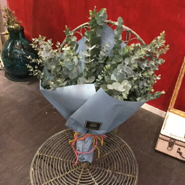 ユーカリの花束 生花 スワッグに Diy カントリー ナチュラル キッチン玄関飾りに ハンドメイド インスタ映えに ドライフラワーに Room 欲しい に出会える