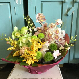 蘭ランの花をふんだんに使ったアレンジメント！豪華でスタイリッシュな贈り物です♪お祝い！お誕生日、記念日、お中元に！