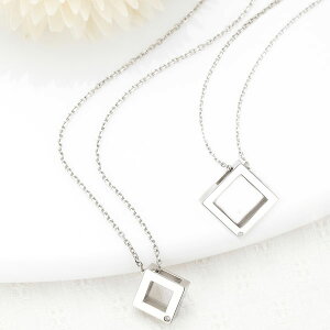 ペアネックレス レディース メンズ スクエア 四角 文字刻印 重ねるとメッセージ 低アレルギー サージカルステンレス製 スタイリッシュ ペンダント vie 専用ボックス 箱 袋付き プレゼント ギ