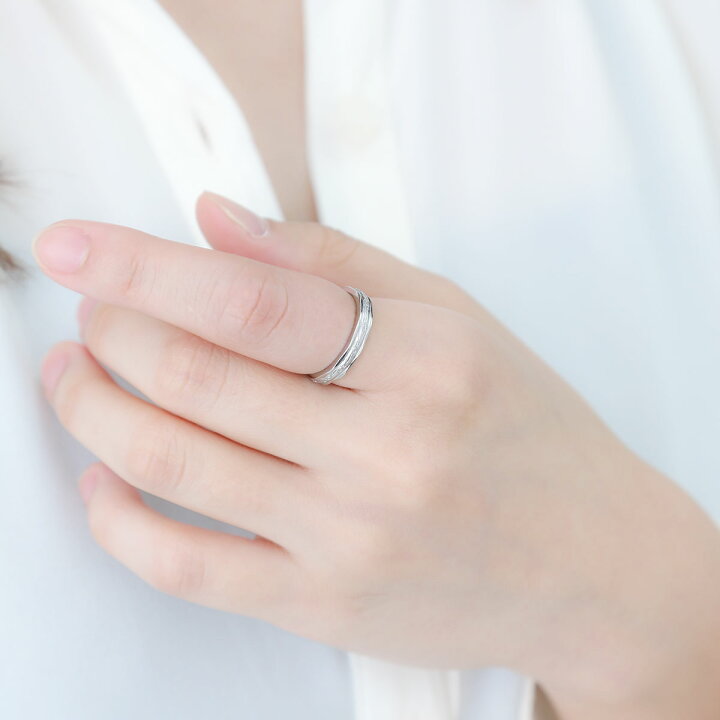 楽天市場 リング レディース メンズ サージカルステンレス製 ペアリング カップル お揃い 指輪 お肌に優しい 安全 安心 ダイヤモンド エレガント デザイン おしゃれ 美しい 華奢 ツタ模様 上品 大人 シンプル 誕生日 記念日 プレゼント バースデー ギフト 贈り物 送料