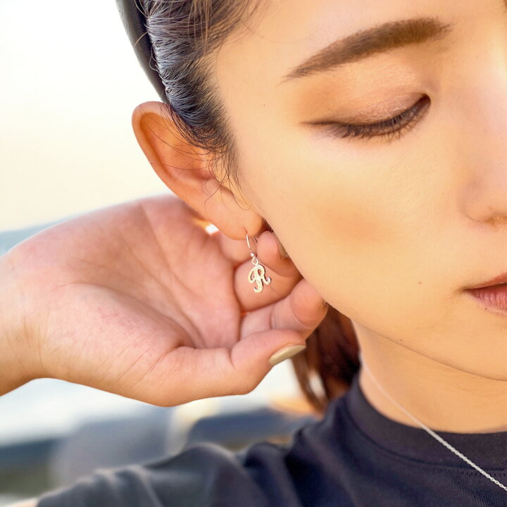 楽天市場 ハワイアンジュエリー フックピアス シルバー925製 イニシャル アルファベット 英語 ローマ字 揺れる シンプル カジュアル 大人かわいい Hawaii レディース ギフト メール便 送料無料 プレゼント 秋冬 大人気 ピアス イヤリング カラコンpiena