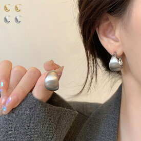 ピアス レディース 春夏秋冬 大ぶり 丸っこい c型 スタッド フープピアス風 大きめ 合金 スタイリッシュ 大人女性 個性的 きれいめ 銀