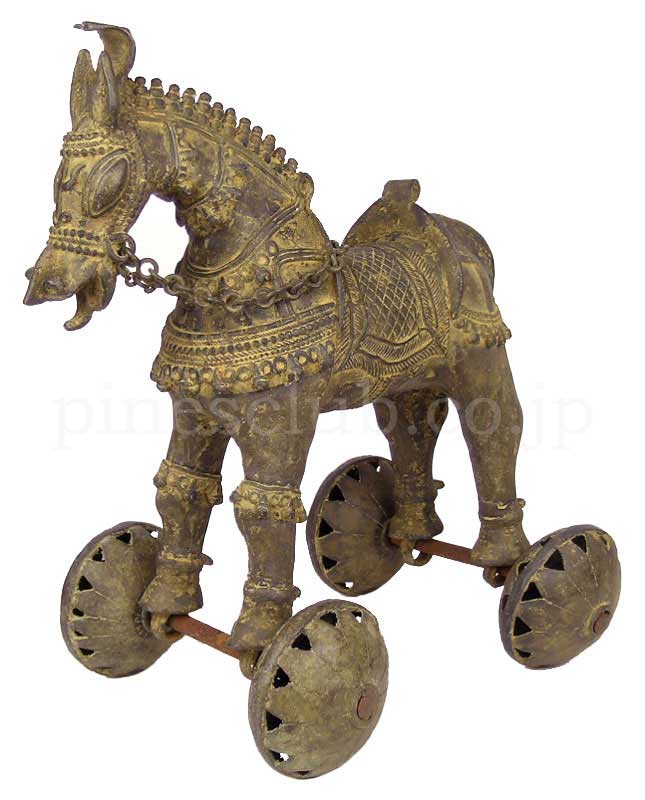 インド先住民族の工芸品 ドクラと呼ばれる部族が脱蝋法で創り出す世界にひとつだけの作品です とても大きなウマの置物です 足元には車輪がついています MTB-2074 新品未使用 おすすめ 大きな馬の置物 インド先住民族ドクラの鋳造工芸品