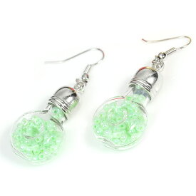 在庫限り！1ペア 2個入 ピアス ドーナツ型 ガラス瓶チャーム ビーズ入り ライトグリーン / ミニチュア 輪っか 円形 ミントカラー 緑色 飾り 装飾 ぶら下がり シルバーカラー 銀色金具 フック式 U字【ゆうパケット対応】