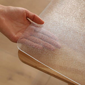 Yiwbj テーブルクロス エンボス加工 透明 90x165cm 厚さ1.5mm PVC製 テーブルマット つや消し 長方形 デスクマット 無臭 ビニール 気泡なし 矩形 テーブルカバー 防水 汚れ防止 撥水加工 (エンボス