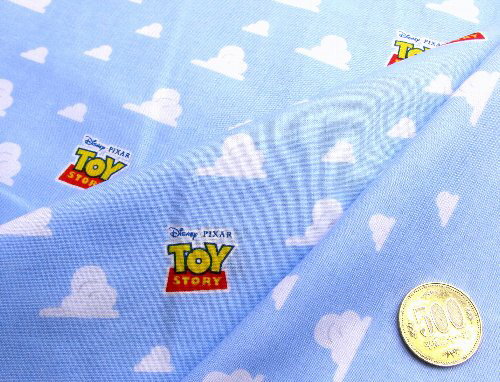 楽天市場 キャラクター 生地 トイストーリー ブルー 柄番号３７ 19 シーチング 布 綿100 生地幅 約104cm ディズニー トイ ストーリー ウッディ バズ 壁紙 雲柄 手芸のピロル