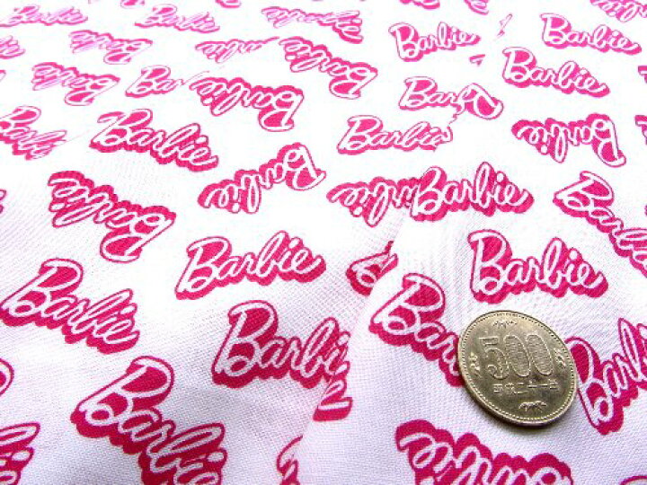 楽天市場 キャラクター アメリカ 輸入 生地 バービー ロゴ柄 オフ地にピンク 柄番号３シーチング 綿100 生地幅 約108cm ｕｓａコットン 直輸入 バービー Barbie 手芸のピロル