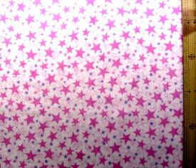 ダブルガーゼ生地 布 スターズ（ オフホワイト ピンク ) （ 綿100％ ) 生地幅－約108cm （ 商品の特性上、柄が多少歪んでいる場合がありますのでご了承ください。 )（ 星 星柄 空 スター マスク ハンカチ スタイ 赤ちゃん ベビー ）