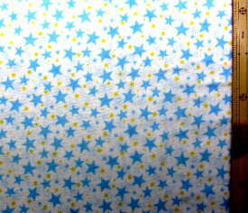 ダブルガーゼ生地 布 スターズ（ オフホワイト ブルー ) （ 綿100％ ) 生地幅－約108cm （ 商品の特性上、柄が多少歪んでいる場合がありますのでご了承ください。 )（ 星 星柄 空 スター マスク ハンカチ スタイ 赤ちゃん ベビー ）