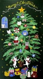＜クリスマス タペストリー＞ クリスマス ツリーと猫たち （ グリーン系 ) （サイズ　縦約 110cm × 横約60cm ) 【タペストリー】【生地】【布】【クリスマス生地】