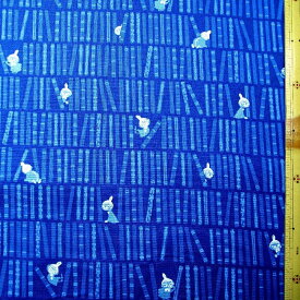 ムーミン （ 本棚のリトルミイ ) （ 紺系 ) 柄番号46 シーチング （ 綿100％ ) 生地幅−約104cm（ 生地 ムーミン 生地 ムーミン生地 生地ムーミン 生地 リトルミイ 生地 ミイ 生地 スナフキン 生地 ）