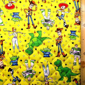 ”現在の在庫がなくなれば次回入荷未定”Q- キルティング 生地 布 トイストーリー ( イエロー系 ) 柄番号49( 2025 ) オックス ( 綿100% ) 生地幅−約108cm ( ディズニー トイ ストーリー ウッデ