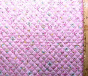 <★廃番のため残りわずかとなりました> Q- キルティング 生地 ( キルト 生地 ) キノコと蝶々 ( ピンク ) ( アルファベット イニシャル 花かわいい おしゃれ 男の子 女の子 子供 キルテ