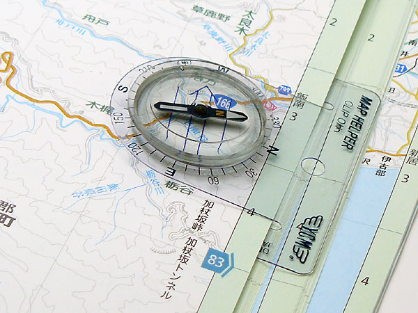 コンパス 方位磁石 日本製 方位磁針 英文字 木製 防水 マップ 地図
