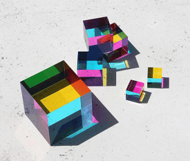 The Original CMY Cubes "95mm"オリジナル CMY キューブ "95mm"CMY(シアン、マゼンタ、イエロー)の原色を使用し、キューブに光を通すことで様々な色を再現することができるCMYキューブいつまでも眺めていたくなるアートオブジェインテリア送料無料