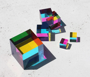 The Original CMY Cubes 95mm�I���W�i�� CMY �L���[�u 95mmCMY(�V�A���A�}�[���^�A�C�G���[)�̌��F���g�p���A�L���[�u�Ɍ���ʂ����Ƃŗl�X�ȐF���Č����邱�Ƃ��ł���CMY�L���[�u���܂ł����߂Ă�