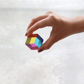 The Original CMY Cube “30mm”オリジナル CMY キューブ "30mm"CMY(シアン、マゼンダ、イエロー)の原色を使用し、キューブに光を通すことで様々な色を再現することができるCMYキューブプリズムでできる無数の色は決して飽きることがありませんギフト