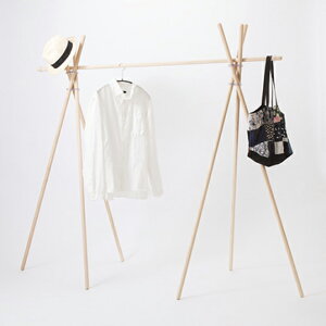 abode PVCS - Wardrobe�W���C���g��PVC���g�p�����V���v���ȍ\���̃��[�h���[�u�f�U�C�i�[�Y�Ƌ�C���e���A���r���O�Q�����֑�������