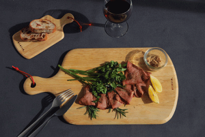 ACACIAROUNDISH BOARD���߂Ōy�����炩�ȋȐ����������J�b�e�B���O�{�[�h�L�b�`���p�i��������A�E�g�h�A�p�[�e�B�[�V�[���ŃA�y���e�B�t�𐷂�t����̂ɂ��劈��